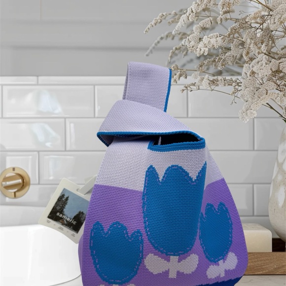 NWT Purple Blue Flower Compact Stylish Essentials Handheld Bag - Picture 2 of 9